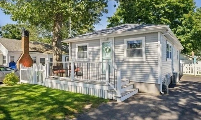 Wareham Cabaña | Charming 2-bedroom house in Swift Beach Wareham.