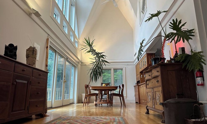 Sutton Casa | Waterfront Creative Retreat