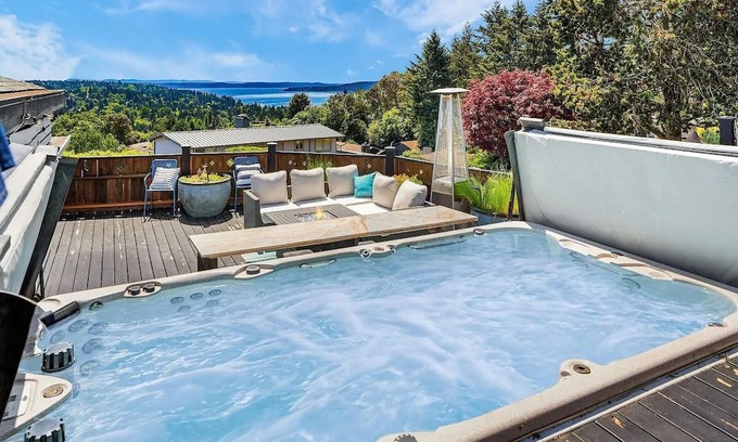 Burien Casa | The Rose Cliff House Water Views, Saltwater Spa, No Cleaning Fee, Lush Garden