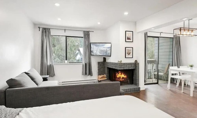 Whistler Creekside Condominio | Whistler Peak FREE parking, Pet Friendly, Backyard Lake - 5 Min Walk to Gondola