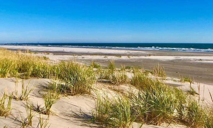 Sea Isle City Casa | Spacious 4-br townhome with front & back water views, in charming Sea Isle City