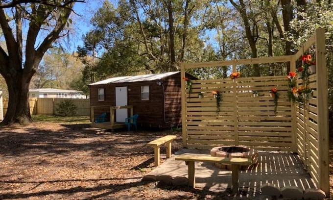 Cedar Hills Cabina | Cozy cabin with 1 bedroom and WiFi, AC in charming Jacksonville