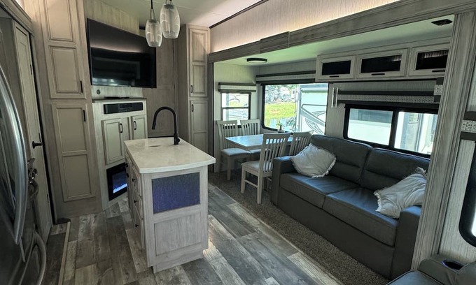Willis Cabina | Water Front Lake Conroe Camping in Style 2 bedroom 2 bath