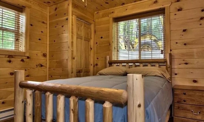 Hickory Hills Cabina | Luxury Cabin Sleeps 14 w/Game Room,HOT TUB,FIRE PIT,BB Court! 5min to SKI SLOPES