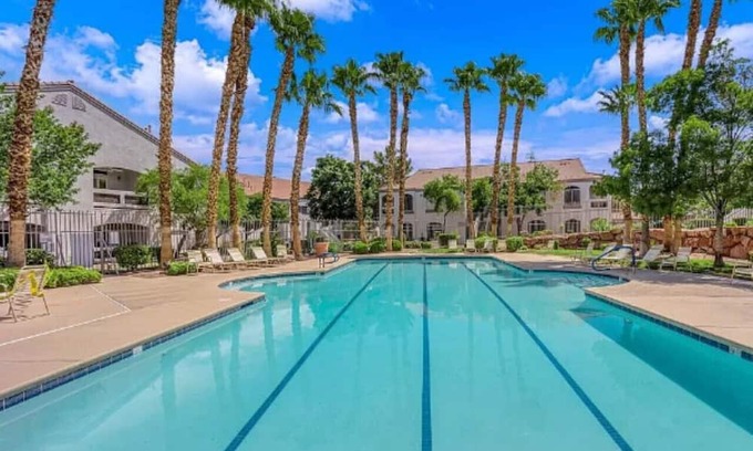MacDonald Ranch Condominio | Urban Elegance: Carnegie, Henderson Hideaway