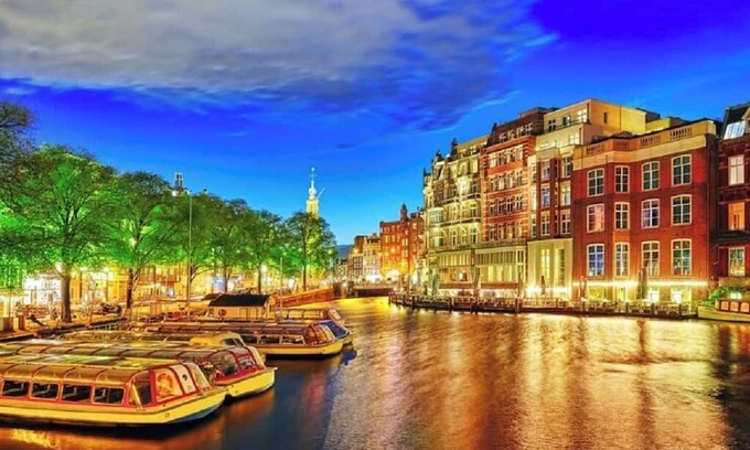 Weesperzijde Apartamento | Newly Renovated Apartment Right By The Famous Amstel River