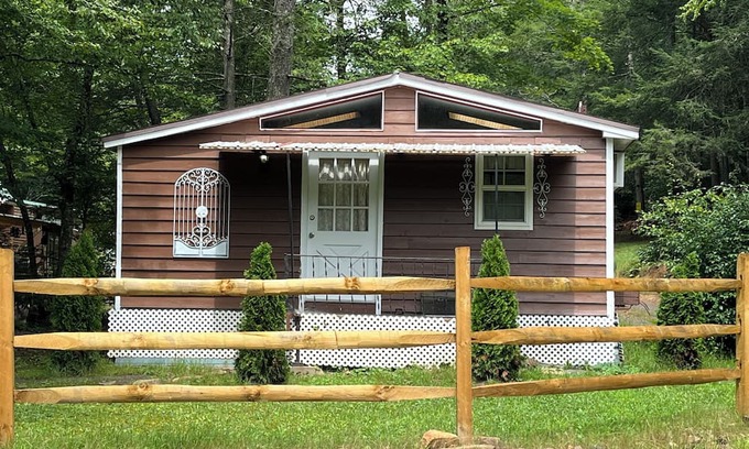 Marlinton Cabaña | Charming cottage with WiFi/AC, Bicycling, Hiking, canoeing, Snowshoe Mtn, Cass.