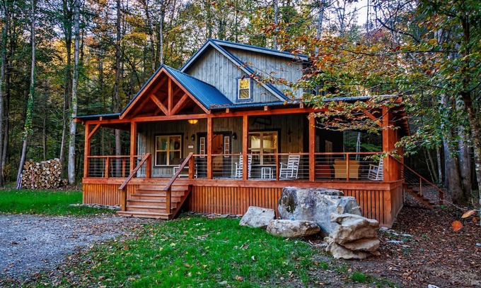 Muddy Pond Cabina | Secluded cabin beside private river, surrounded by peaceful nature