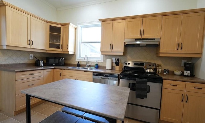 South London Casa | Cozy 2BR in Wortley Village + 2-car Parking + WiFi