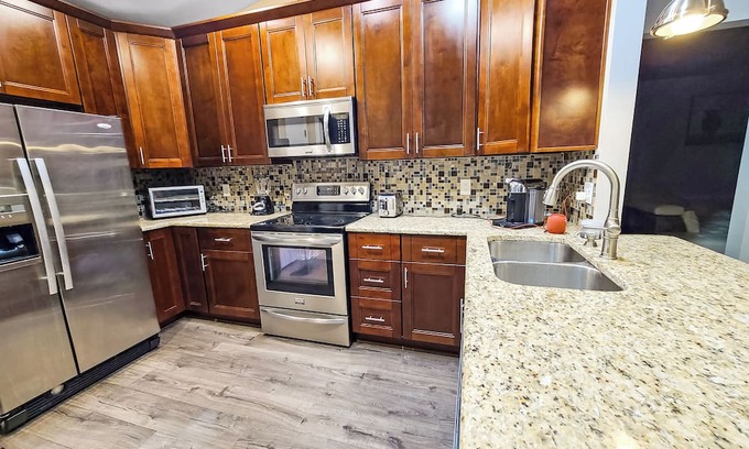 Country Place Casa | Tampa Haven for Healthcare Pros - Paris Room, with A/C & free WiFi