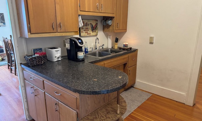 Miller Apartamento | Cozy 2-bedroom apartment with WiFi, AC in downtown Miller with rooftop patio.