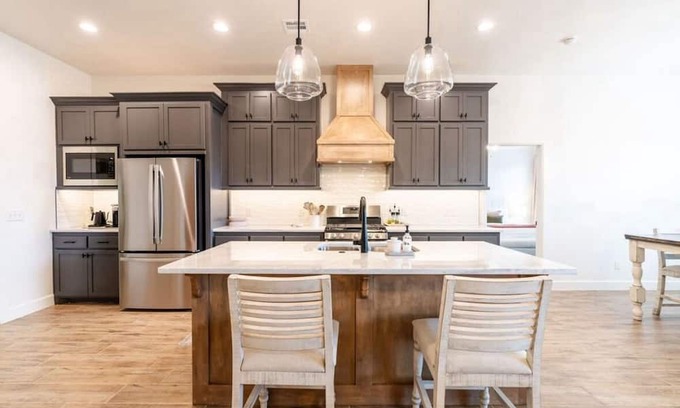 Norman Casa | Spacious 4-bedroom house with WiFi, AC within a couple miles of the Stadium!