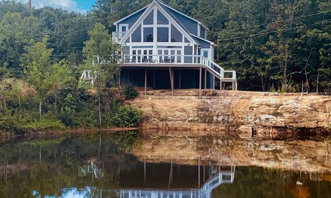 South Pittsburg Casa | Lakefront home with large deck, W/D & central AC