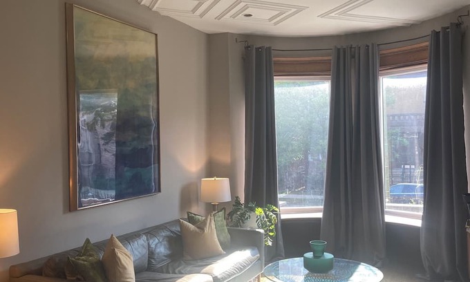 Grand Boulevard Casa | Charming 4-bedroom row home with AC, pool table, fitness room, WiFi in Chicago