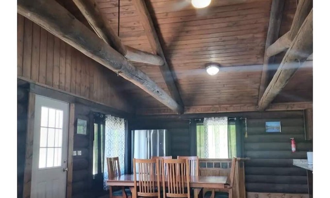 Fishtail Cabina | Private 4-bedroom cabin with WiFi, AC in awesome Nye,Mt. Many nearby attractions