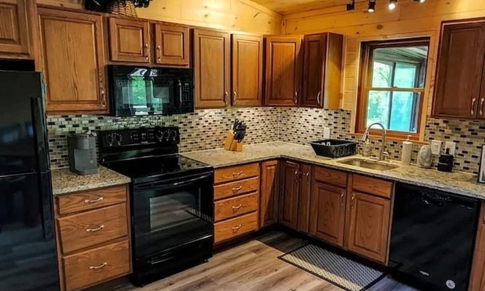 White Haven Cabina | LAKEFRONT w/HOT TUB, FIRE PIT, 5 MIN TO SKI /Sleeps 22/Pet Friendly