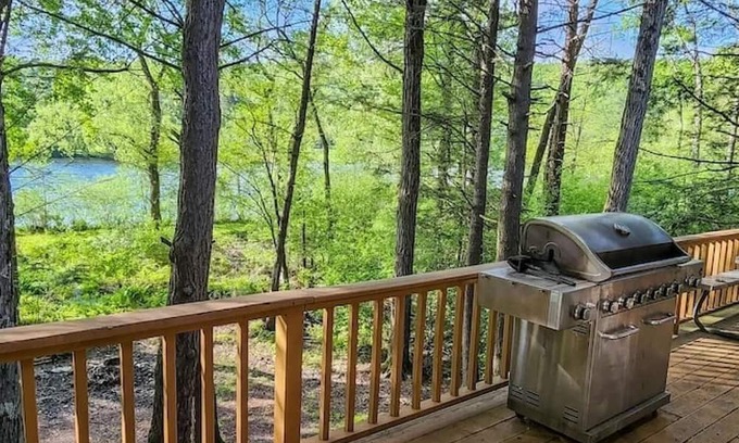White Haven Cabina | LAKEFRONT w/HOTTUB/FIRE PIT/Arcade GAMES/5 MIN TO SKI/Sleeps 14+ Pet Friendly