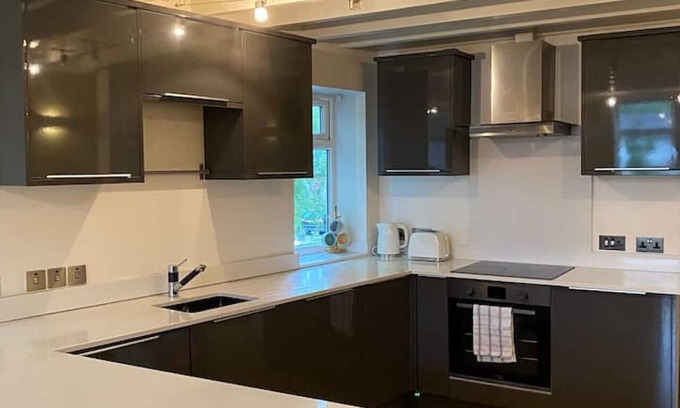 Offerton Apartamento | Contemporary Duplex: Private Patio, Secure Parking