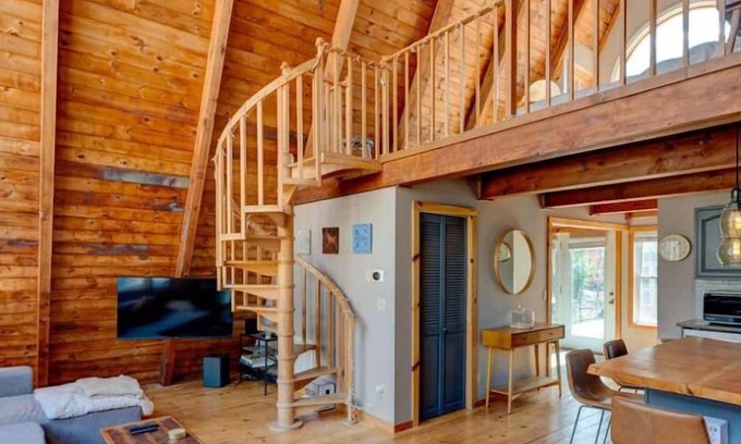 Shohola Cabina | CHARMING A-FRAME CABIN BY THE LAKE w/FULL AMENITIES, PET/FAMILY FRIENDLY!
