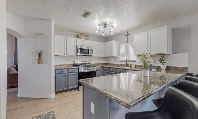Skies West Casa | Charming 3-bedroom house with AC and WiFi in fabulous Albuquerque
