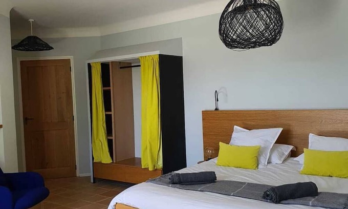 Oppedette Cama Y Desayuno | Aurore room in the heart of a charming estate