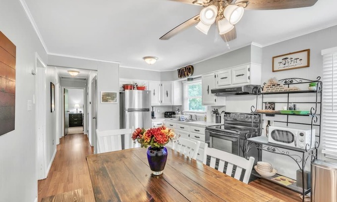 Afton Cabaña | NEW LISTING! Hill House Cottage (3-Bedroom) - Pets Allowed by RedAwning