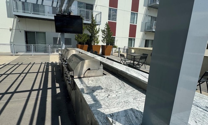Midtown Apartamento | 2BR2B Modern Oasis D/twn Detroit with Pool. Walk to all stadiums and theatres