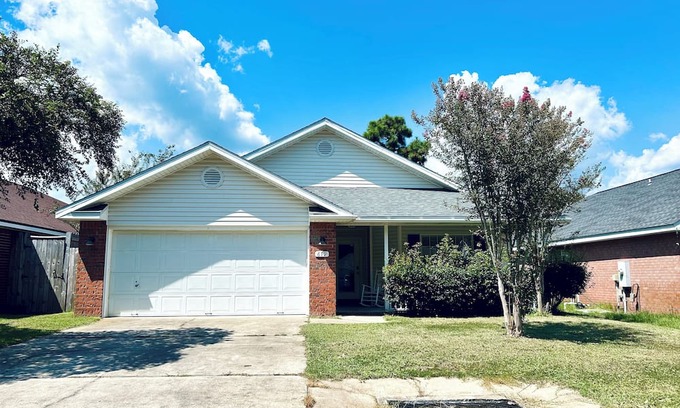 Fort Walton Beach Casa | Luxurious 3-bedroom house close to Hurlburt Field and beach