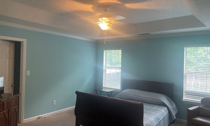 Lithonia Casa | 4-bedroom home in welcoming Stonecrest with WiFi, fitness area, AC