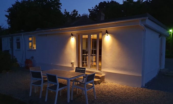 Castel Cabaña | Beautiful Guernsey Cottage Live the best beach life then relax in rural serenity