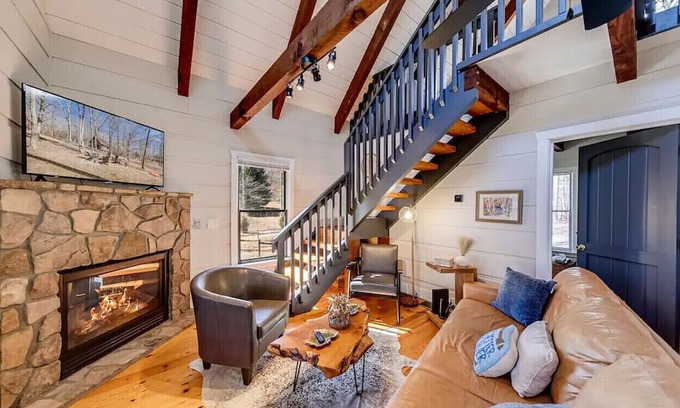 Demorest Cabina | Riverland Retreat, Cozy Cabin on Soque River in Demorest. Pet-Friendly!