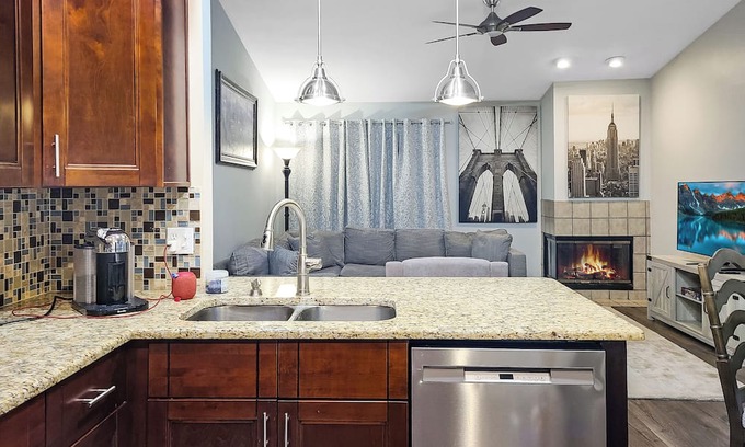 Greater Northdale Casa | Perfect Haven for Healthcare & Corporate Pros - Master Suite with private bath