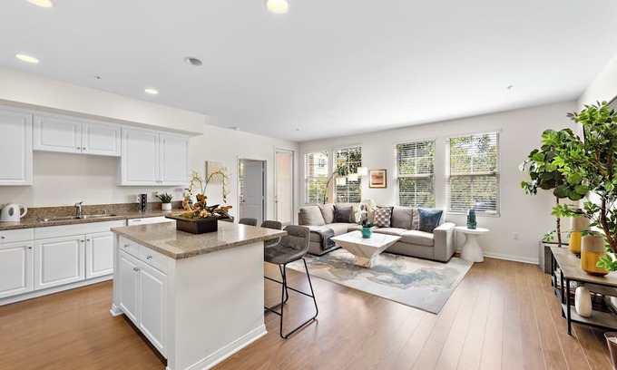 Tustin Apartamento | Luxurious 2Bed 2 Bath Beauty near Irvine Spectrum. Centrally located!