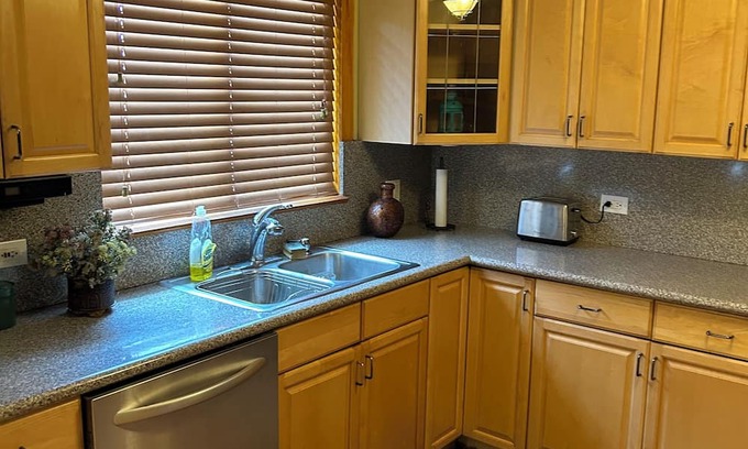 Streamwood Casa | Spacious, cozy 3 bedroom house with a perfect location