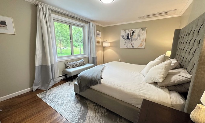 Amherst Casa | House in quiet, wooded neighborhood