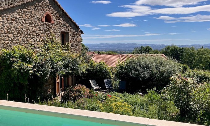 Chenereilles Casa | Stone house with heated swimming pool in Forez