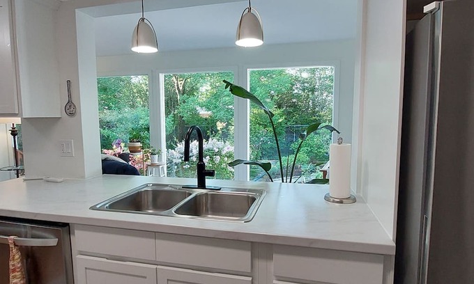 Yarmouth Casa | Lovely 2-bedroom accommodation with private garden minutes from Maine ferry.