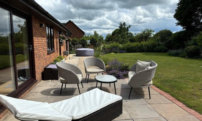 Taunton Casa | Beautiful bungalow with a sauna, hot tub and games, close to town and walks