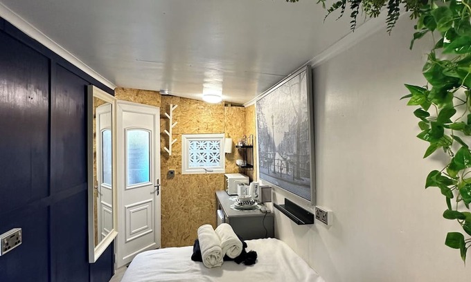 Century Wharf Cabina | llyffant, small & stylish Double en-suite kitchenette. 16 minutes walk WMC