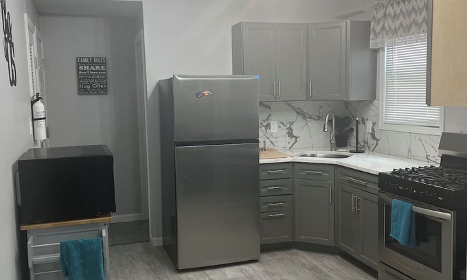 Weequahic Apartamento | Superb 2-bedroom apartment in charming Newark with AC, WiFi, dresser