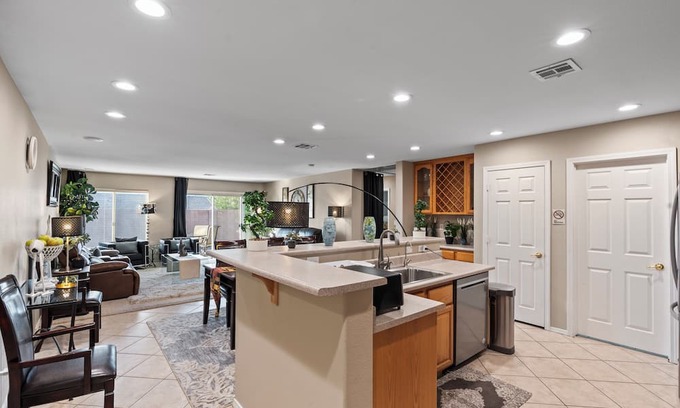 Henderson Casa | Spacious single story 4-bedroom house with WiFi and AC in pleasant Henderson
