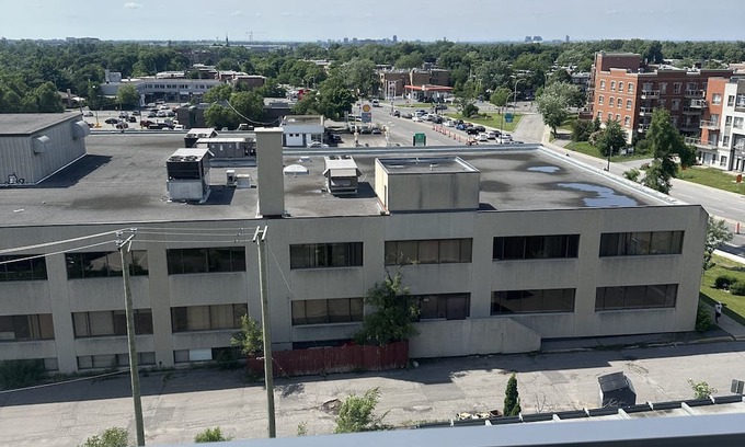 Saint-Laurent Condominio | Condo or townhouse, designed for clean, modern living