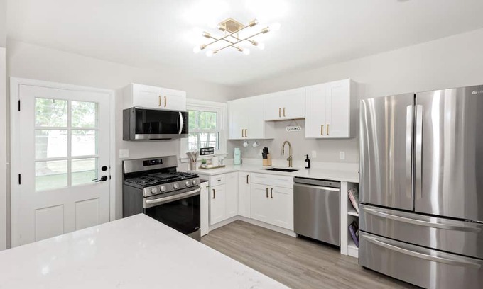 Euclid Casa | Modern Updated Ranch 15 min to Downtown & Hospitals