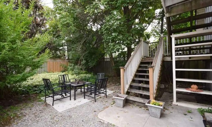 Cobourg Cabina | Welcome to our charming 2-bedroom, 1-bathroom home in the heart of downtown Cobourg