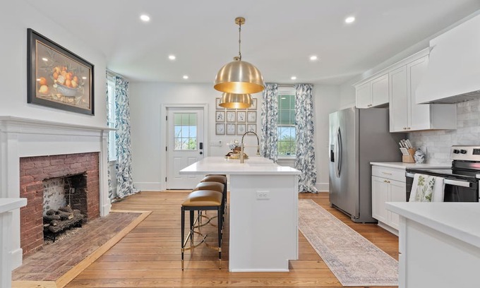 Bowling Green Casa | Charming 4-bedroom house in Bowling Green with WiFi, AC - 1700s Modern Reno