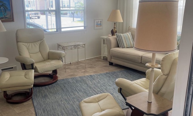 Laurel Casa | Cozy 55+ mobile home with 1 bedroom-sleeps 4 in pleasant Nokomis near beach