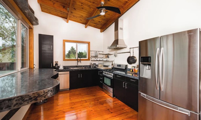 Heeney Cabina | Cozy 2-bedroom cabin in Heeney with lake access and stellar deck views