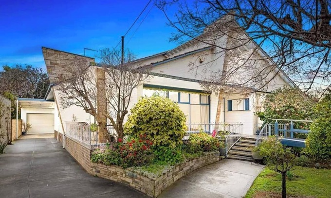 Werribee Casa | Lodge Retro Heart of Werribee Blast from the Past