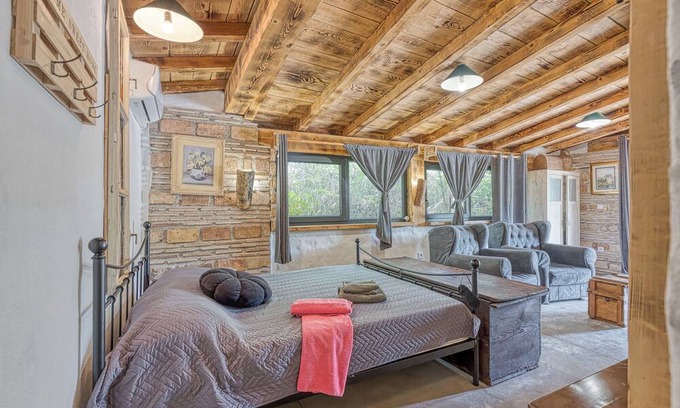 Heki Villa | Rustic Home Izabel - Two Bedroom Villa, Sleeps 4