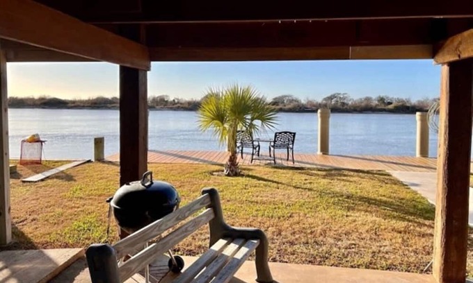 Matagorda Cabina | Waterfront Cabin includes lighted fishing pier on the Colorado River